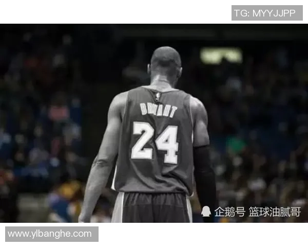 科比与足球明星亲密互动共话运动精神与职业生涯的精彩瞬间